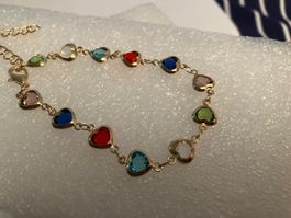 Hübsches goldfarbenes Armband mit bunten Herzchen NEU