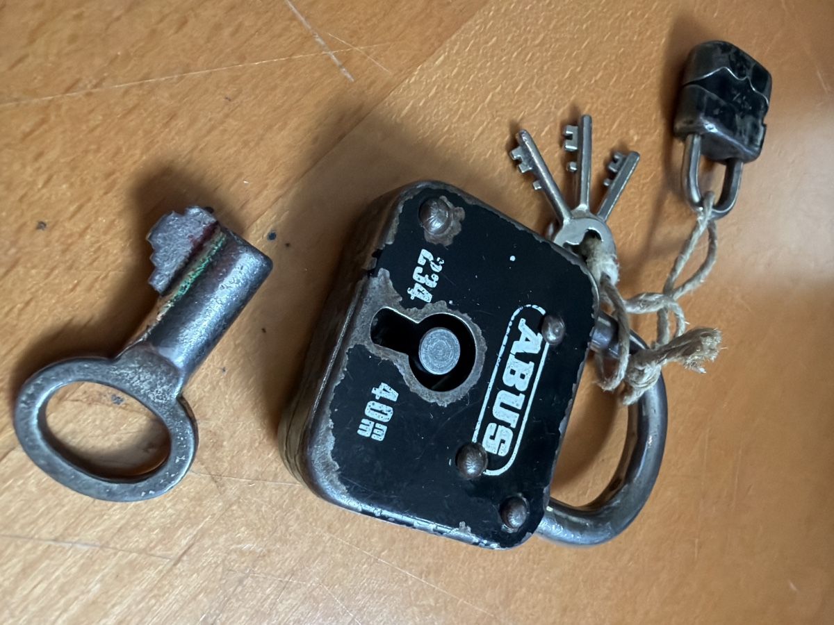 Abus Lucchetti: Set due lucchetti ABUS con chiavi, usato, vintage – Usato da Lugano venduto da AngyHeritage 1