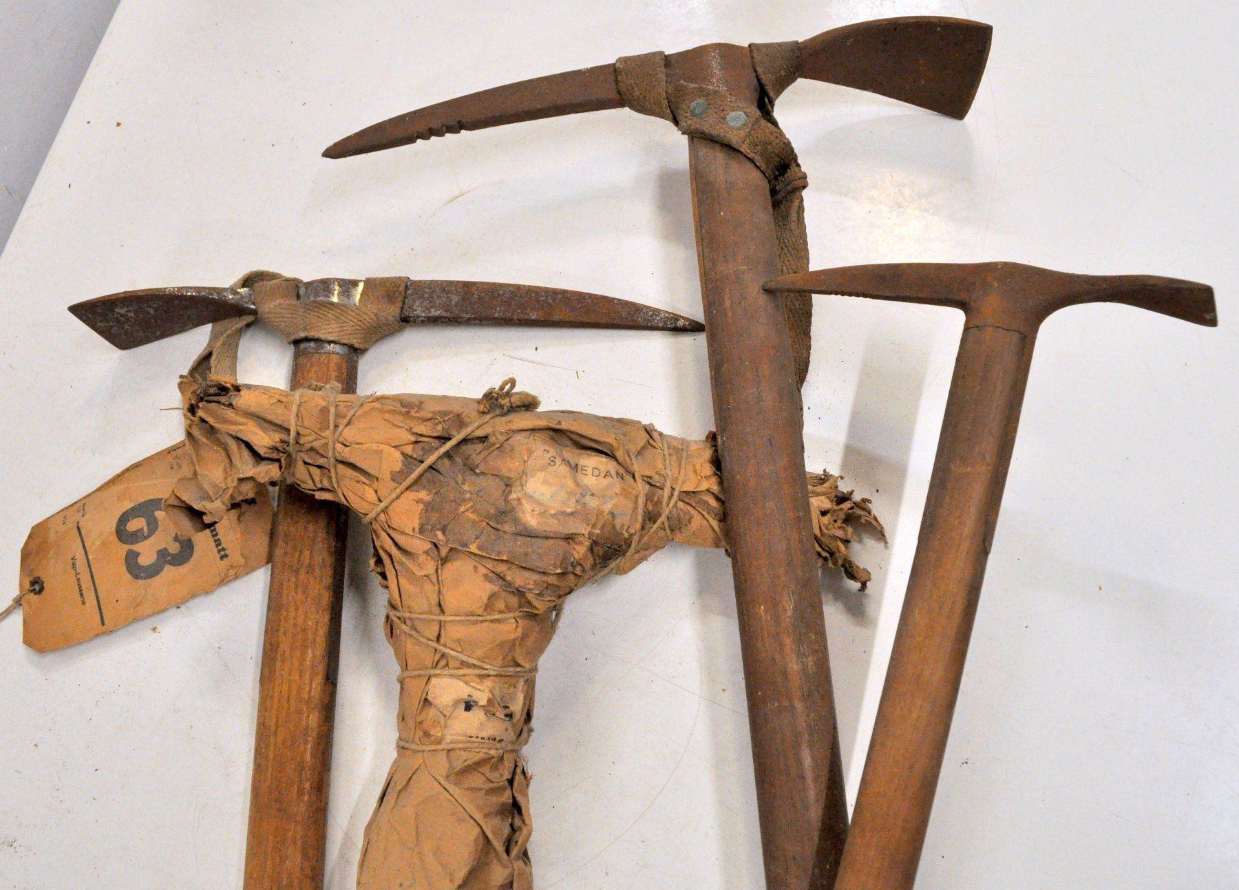 Matériel de grimpe: Lot de 4 anciens piolets – D'occasion à Neuchâtel par Neuchatel 3
