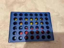 Vier Gewinnt Brettspiel blau mit gelben und roten Steinen