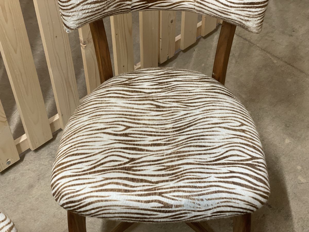 Chaises: 4 Holzstühle mit Zebra Muster - Ein echter Hingucker! – D'occasion à Kleindöttingen par raf_5bsg 1