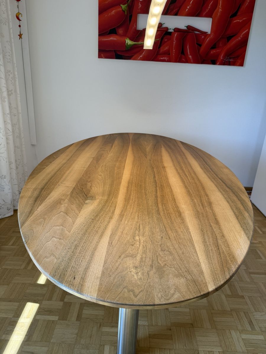 Tables: Esstisch aus Nussbaumholz, massiv – D'occasion à Birsfelden par Stadtcowboy 3