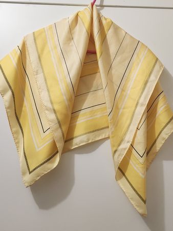 Carré Kärcher soie jaune motif rayures ( défauts)