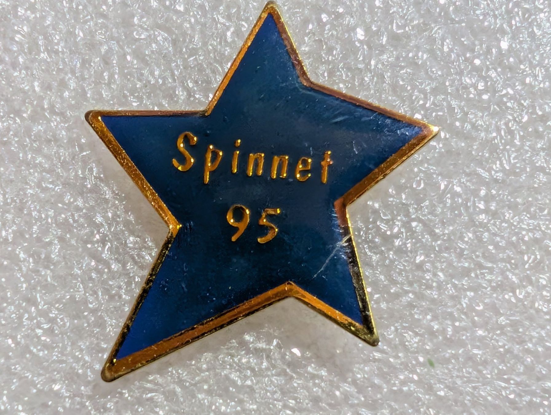 Plaketten & Abzeichen: Ansteckpin 282: Spinnet 95 – Gebraucht aus Oppligen von Pin-Fall-Shop