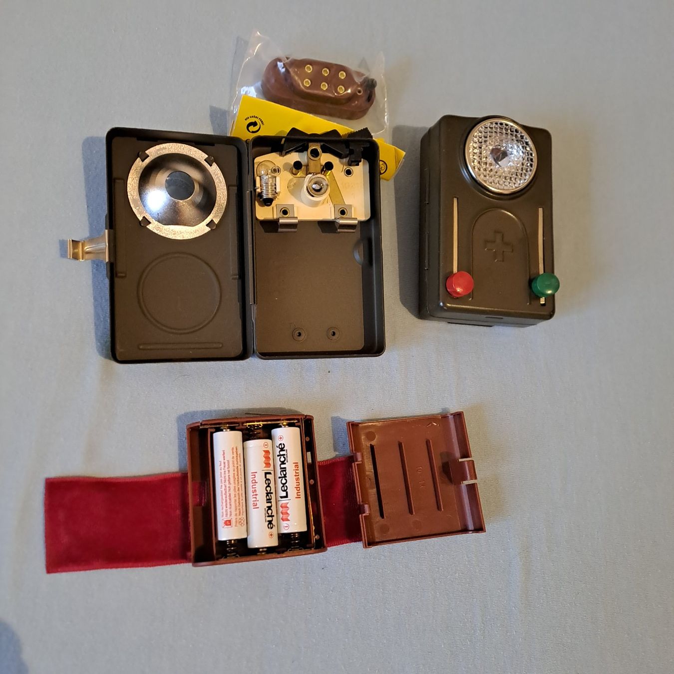Schweizer Armee Lampade: Armee Taschenlampe mit Batteriebox – Usato da Gipf-Oberfrick venduto da Mig_29 2