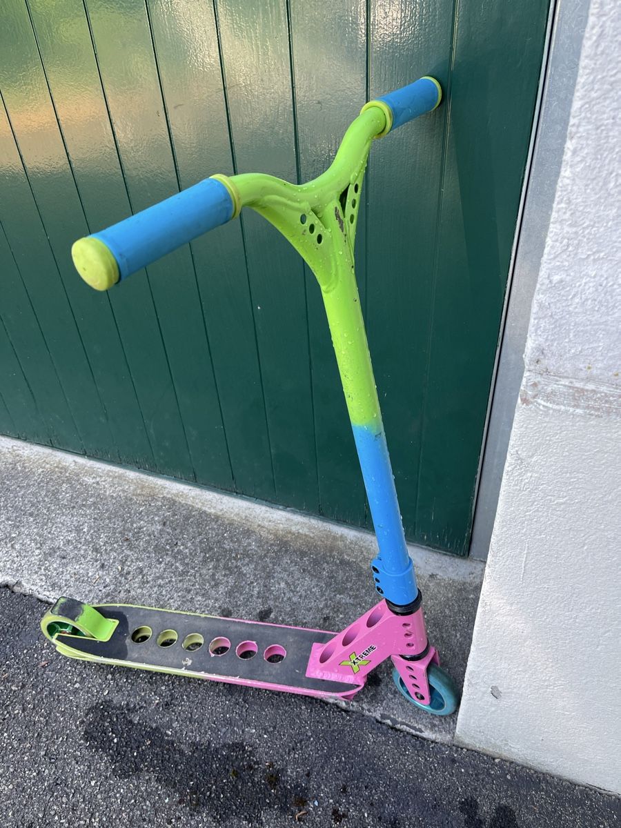 Micro Kickboard: Stuntscooter Xtreme Pink Grün Blau – Usato da Erlenbach ZH venduto da Roudae