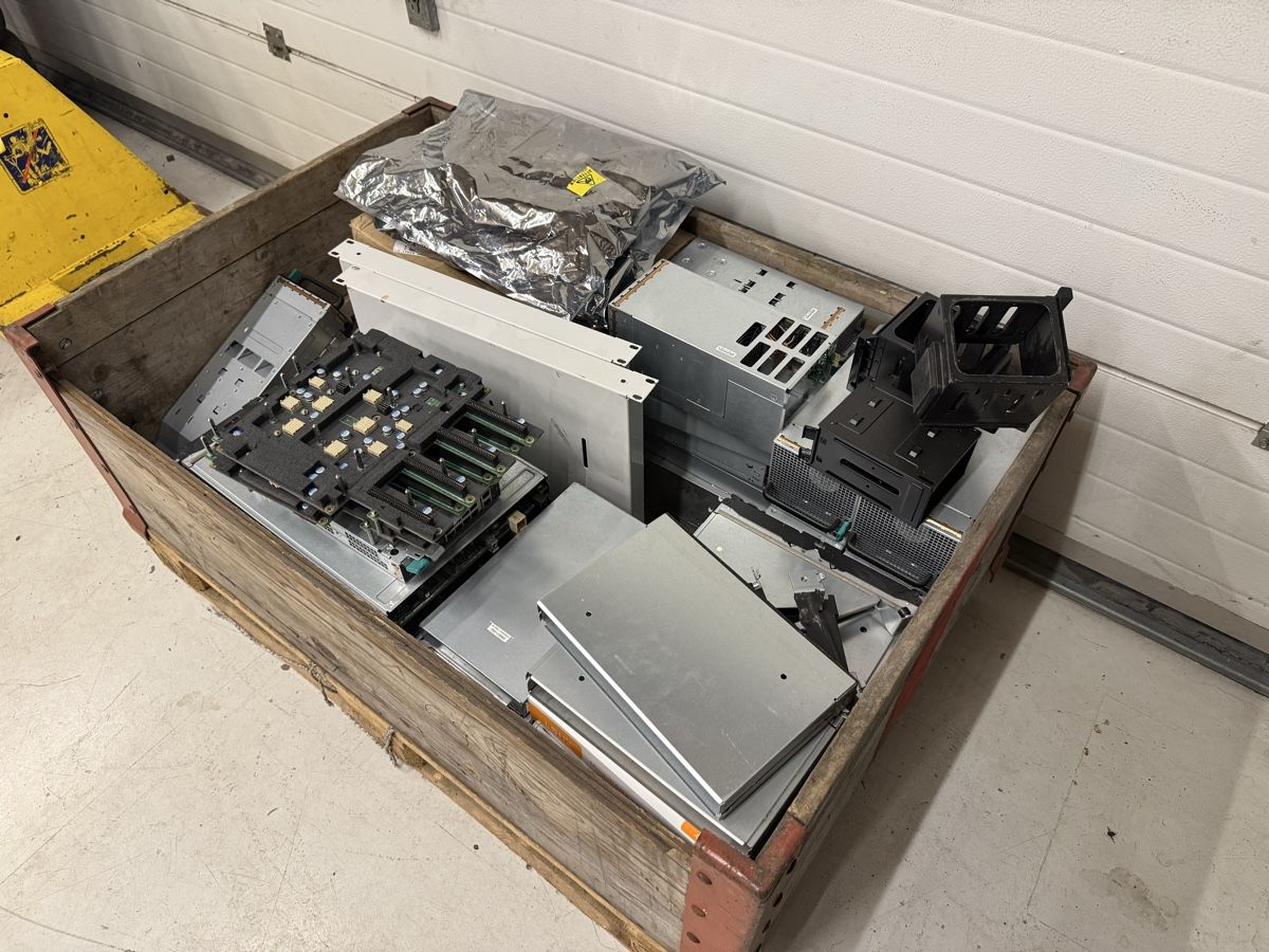 Server: Server Gehäuse Teile Festplatten RAM Konvolut – Usato da Amriswil venduto da nat_8mxt 8