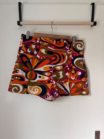 Zara Damen Shorts bunt Retro Muster Grösse 40 Zustand neu