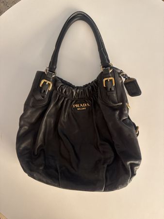 Schwarze Leder Prada Tasche Gold Hardware