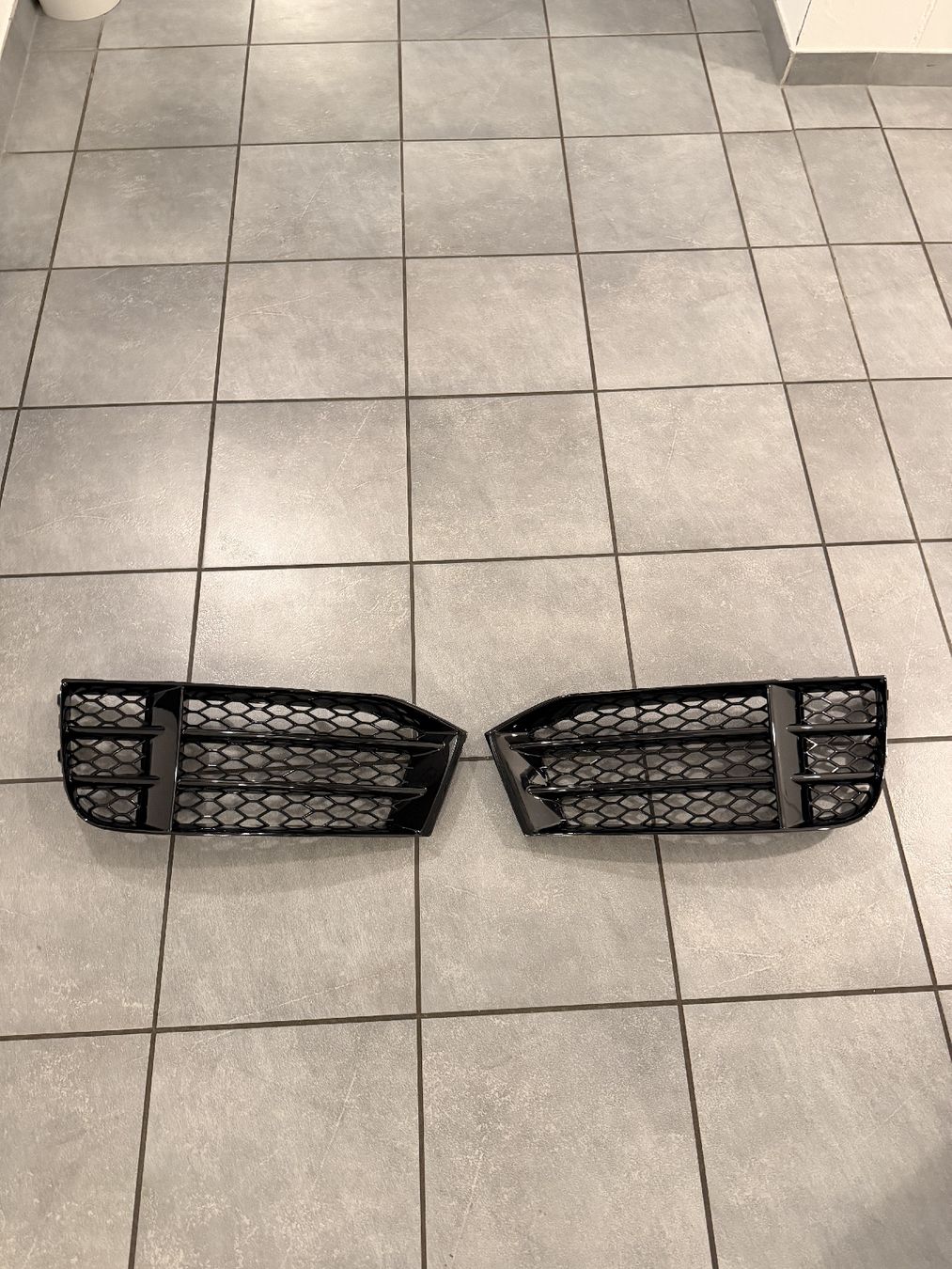 Audi Tutti pezzi di ricambio auto: Lufteinlässe Audi RS5/S5/A5 – Nuovo e nell'imballaggio originale da Wil SG venduto da A.sa1