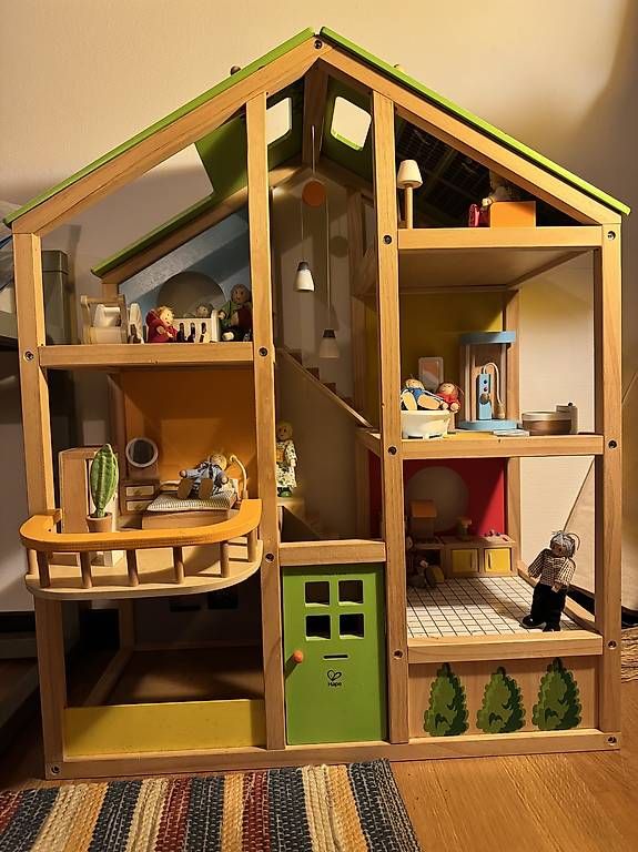 Maisons & Meubles de poupées: Hape Puppenhaus möbliert  – D'occasion à Zürich par gerdahomeoffice 2