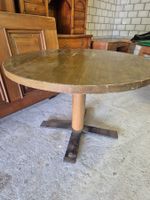 Runder Tisch mit Holzplatte