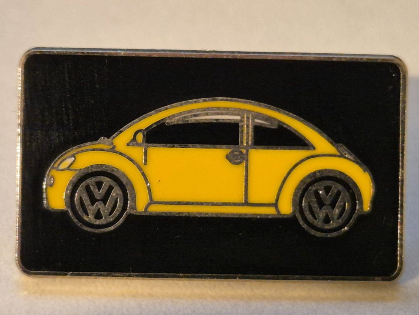 Volkswagen Placchette & Badge: vintage    VW Käfer gelb  -   Pin – Usato da Niederweningen venduto da Obson