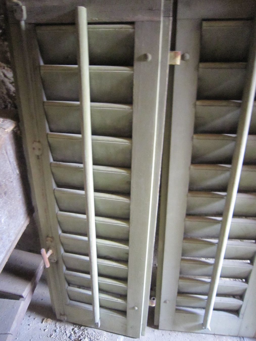 Persiane: CA 30 Fensterladen aus Holz – Usato da Gordola venduto da Polentaefung 1