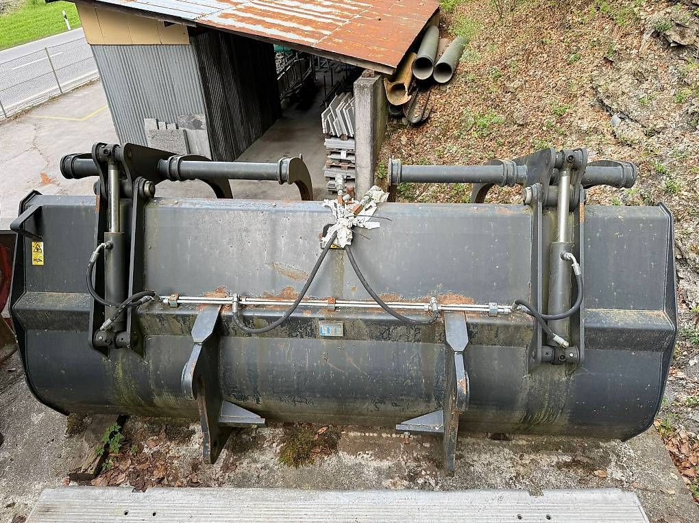 Caricatori: Grüngutschaufel /  Krokodilzange 2m3 an Pneulader – Usato da Widnau venduto da Martinmaa 1