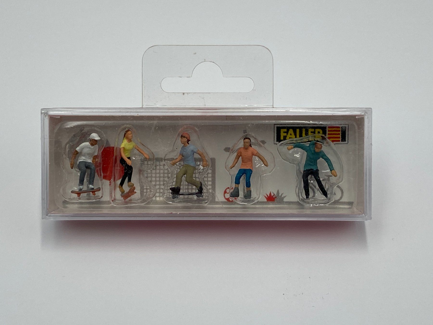 Faller Modellini di ferrovie: Faller 151652 H0 Beim Skaten – Nuovo e nell'imballaggio originale da Neukirch a.d. Thur venduto da MoBa-Shop 2