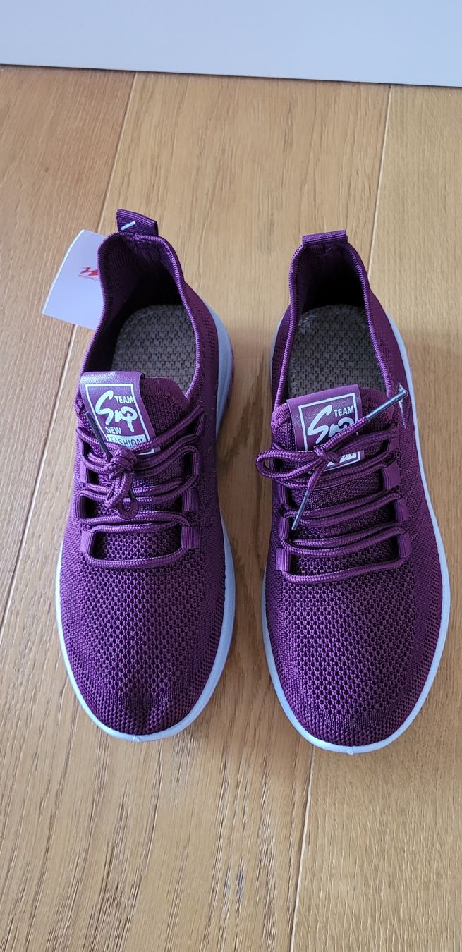 Scarpe da donna: Sneaker Farbe: Brombeere Gr. 38 (eher 37) – Nuovo (secondo la descrizione) da St. Gallenkappel venduto da mytimes
