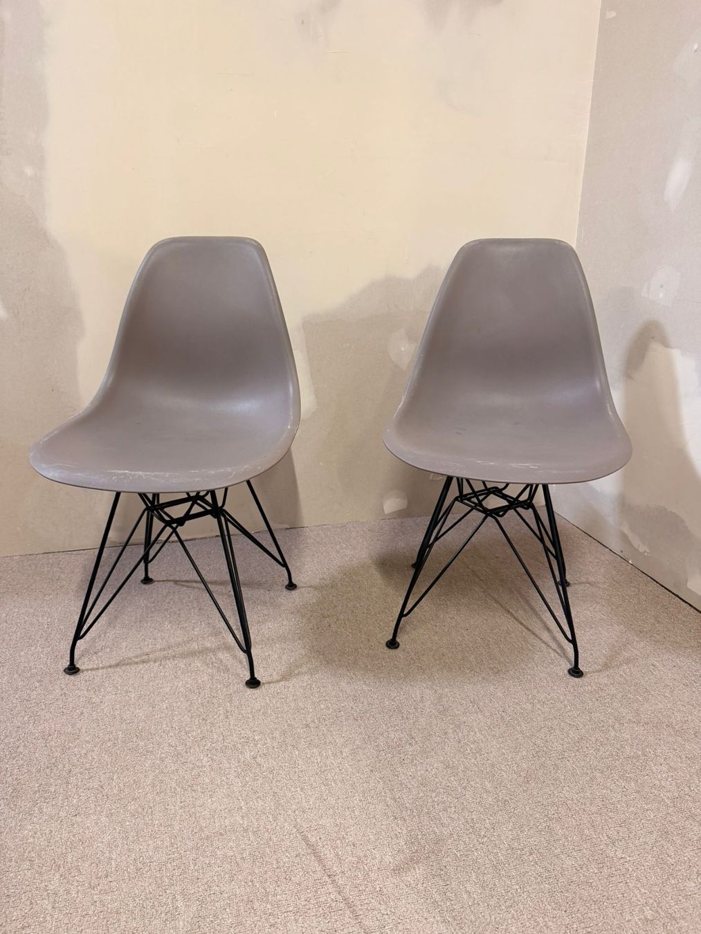 Stühle: Design Schalenstuhl grau ähnlich wie Vitra Eames – Gebraucht aus Rickenbach ZH von Der-Insider 3