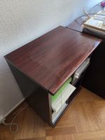 Meuble de classement en bois avec étagères