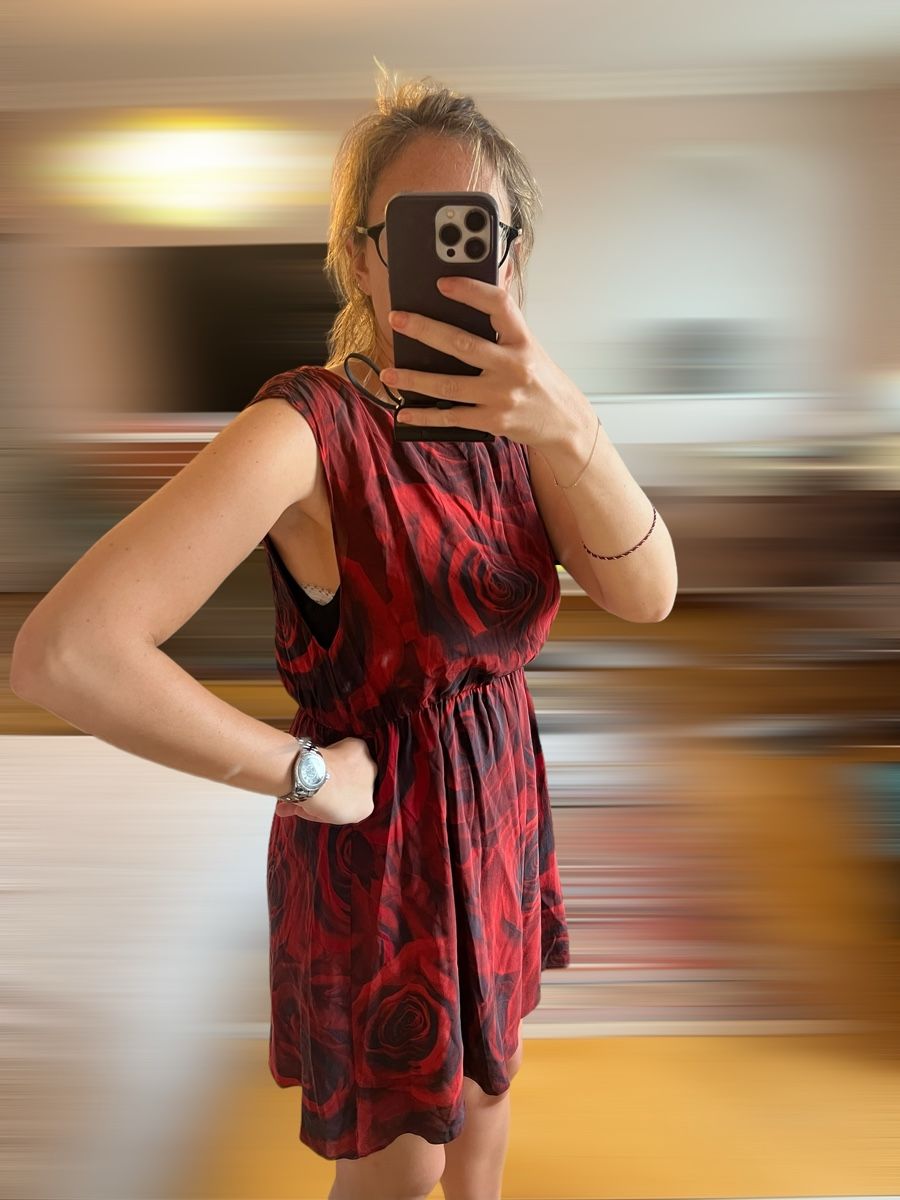 Kleider: Robe Alice + Olivia à imprimé roses rouges Taille M – Gebraucht aus Lausanne von Stephaniesdressing 8