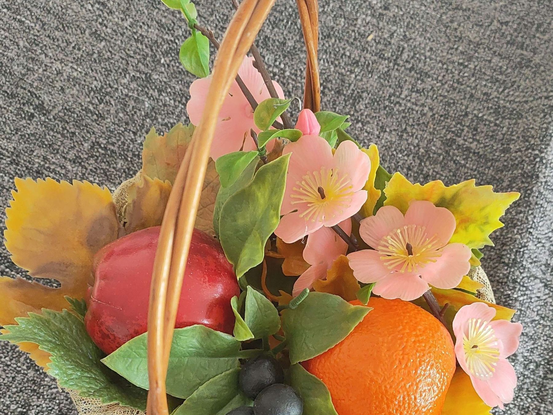 Tutte le decorazioni: Dekokörbchen mit Kunstfrüchten & Blüten – Usato da Gipf-Oberfrick venduto da minini