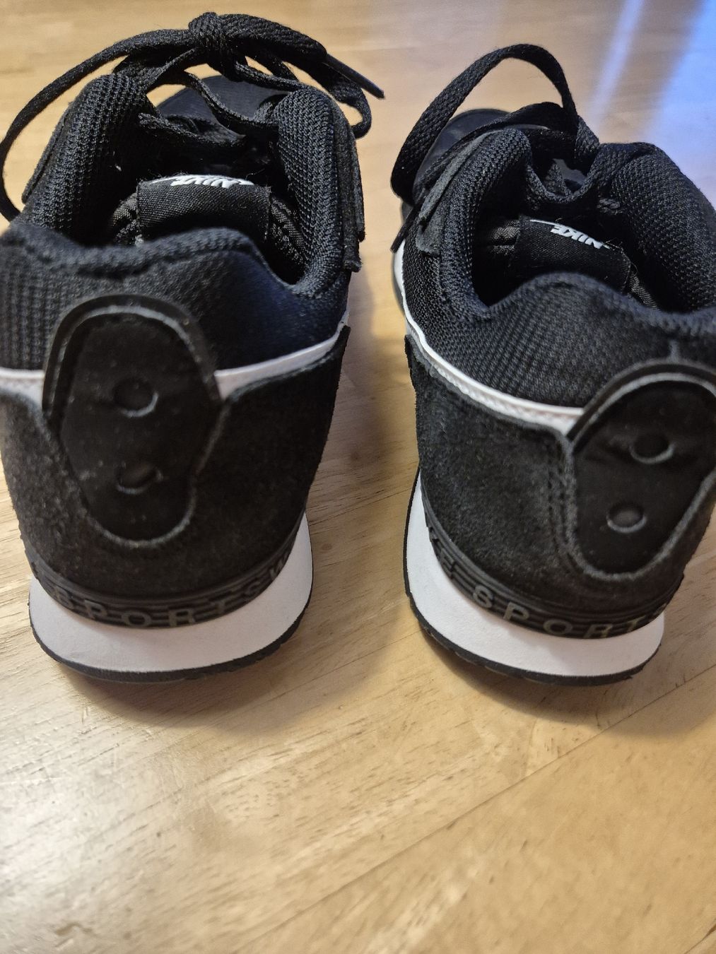 Nike Scarpe da uomo: Schwarze Nike Sneaker, Modell Venture Runner, Gr. 39 – Usato da Zürich venduto da Inanina 3