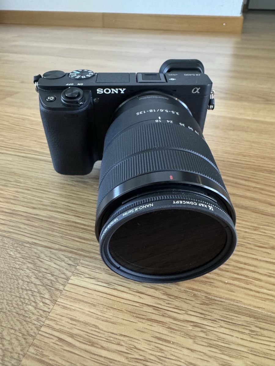 Sony Fotocamera: Sony Alpha 6400 Kit, inkl. TArtisan Objektiv – Nuovo (secondo la descrizione) da Luzern venduto da Marlito18