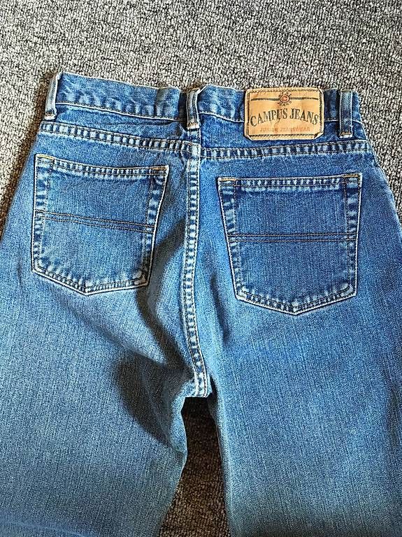 Jeans: 4 Jeans usagés. – Usato da Neuchâtel venduto da Rudjes 2