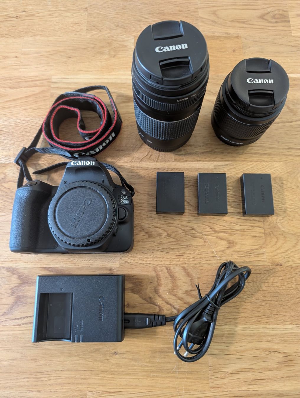 Canon Kamera: Canon EOS 200D Kit mit 2 Objektiven und Zubehör – Gebraucht aus Kloten von ConaRider
