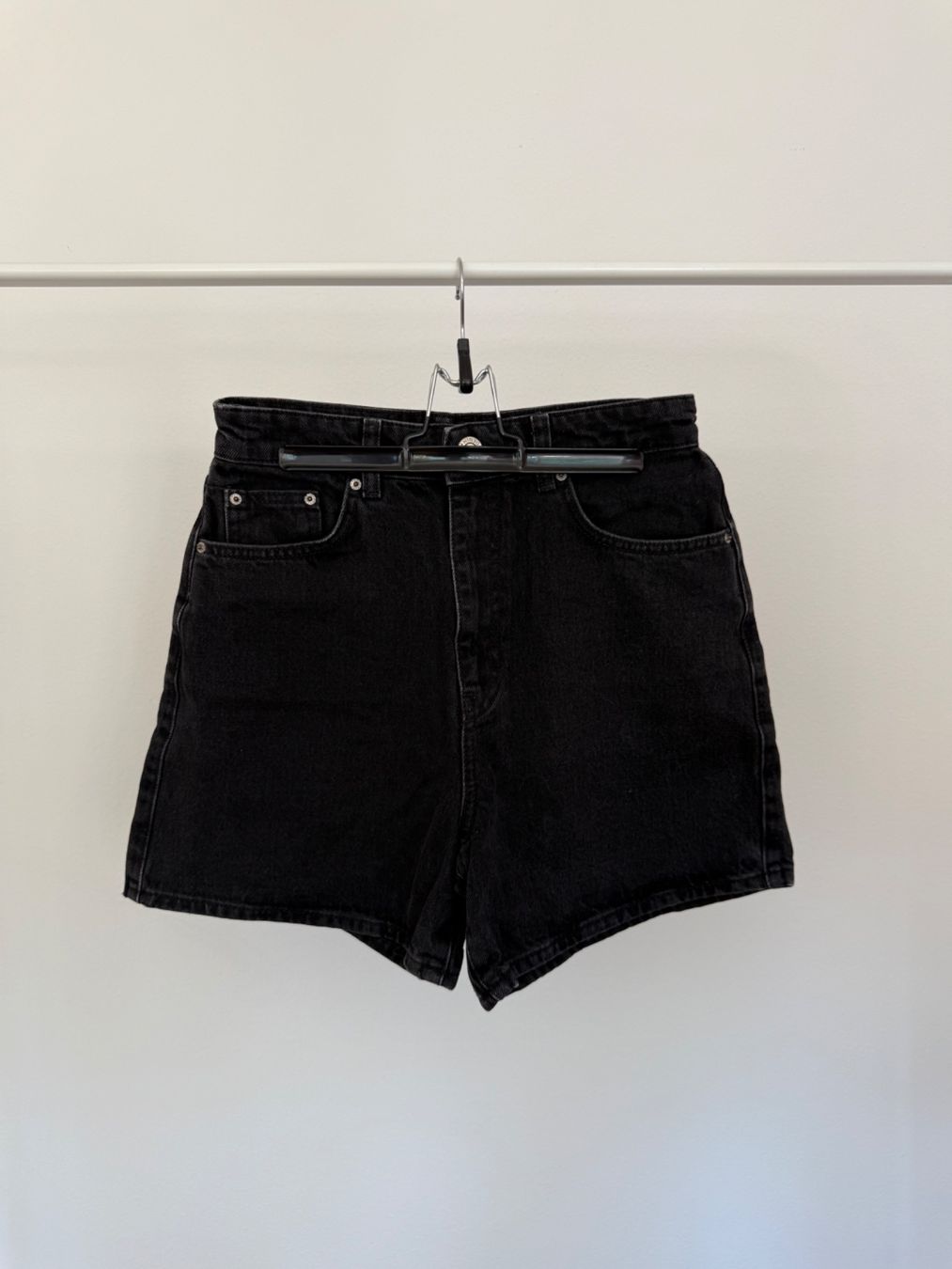 Pull&Bear Jeans: Pull&Bear Shorts, Schwarz, Denim, Gr. 36 – Usato da Kriens venduto da MeinKleiderschrank 1