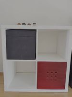 IKEA KALLAX Regal (2×2, weiss) inkl. 2 Boxen.