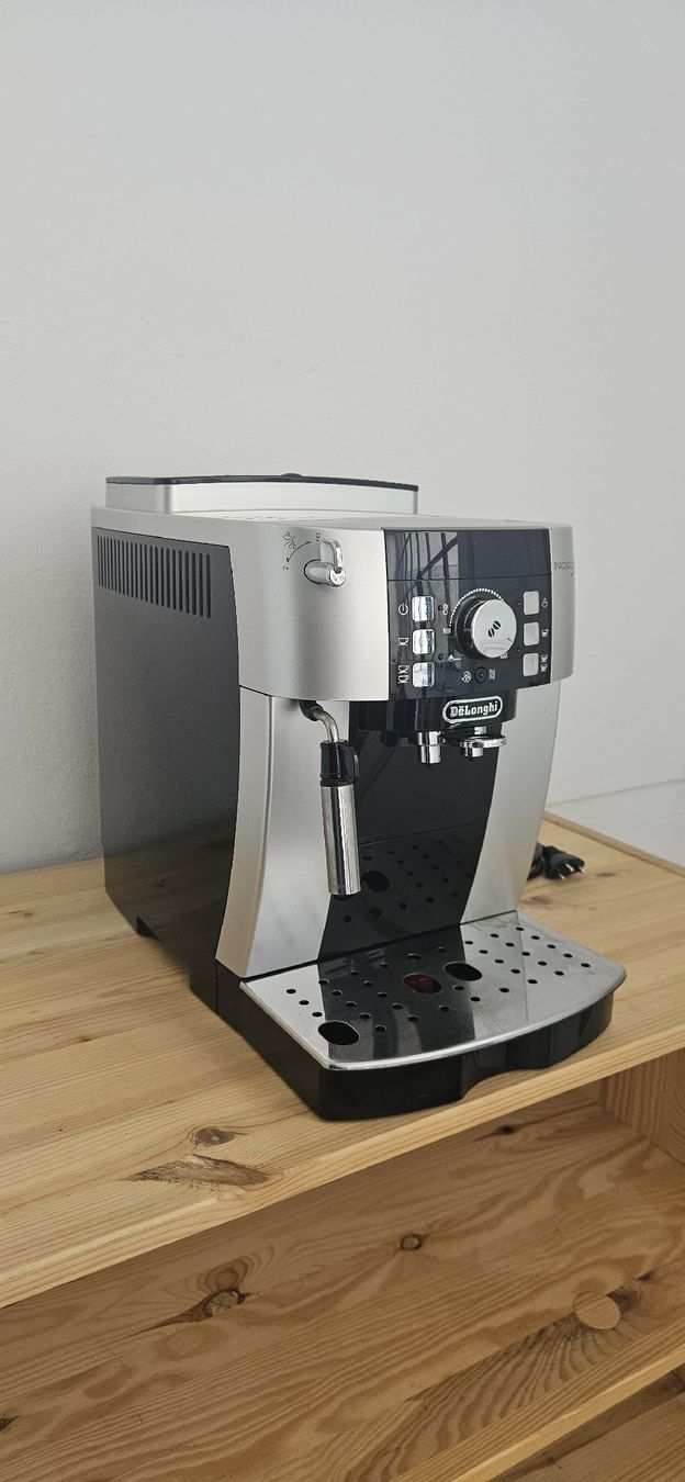 De'Longhi Macchine per caffè & Macchine per espresso: DeLonghi Magnifica S Silber Kaffeevollautomat – Usato da Biel-Benken BL venduto da JanFlu 1