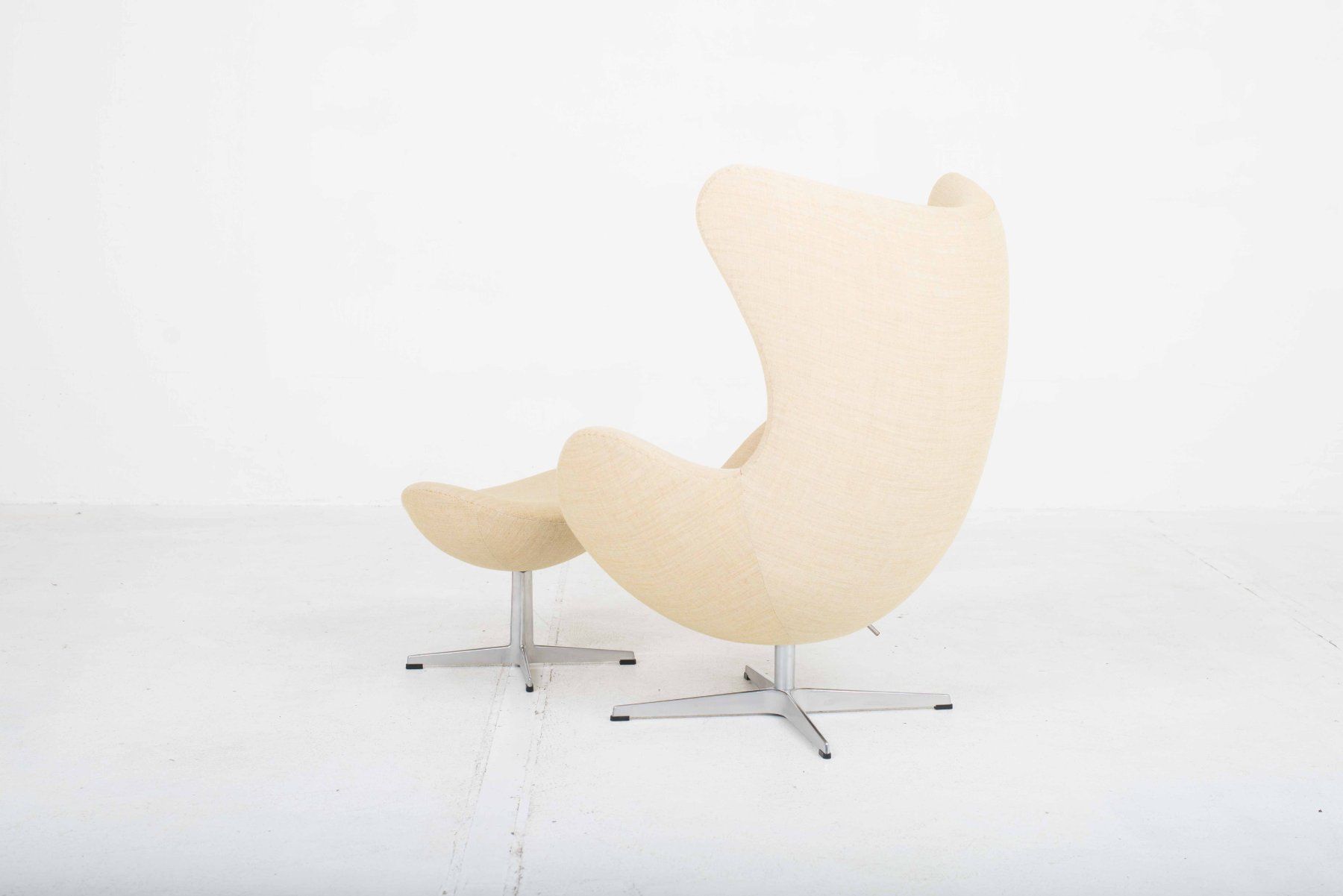Fritz Hansen Poltrone: Fritz Hansen Egg Chair & Ottoman von Arne Jacobsen – Usato da Zürich venduto da STUZH38 2