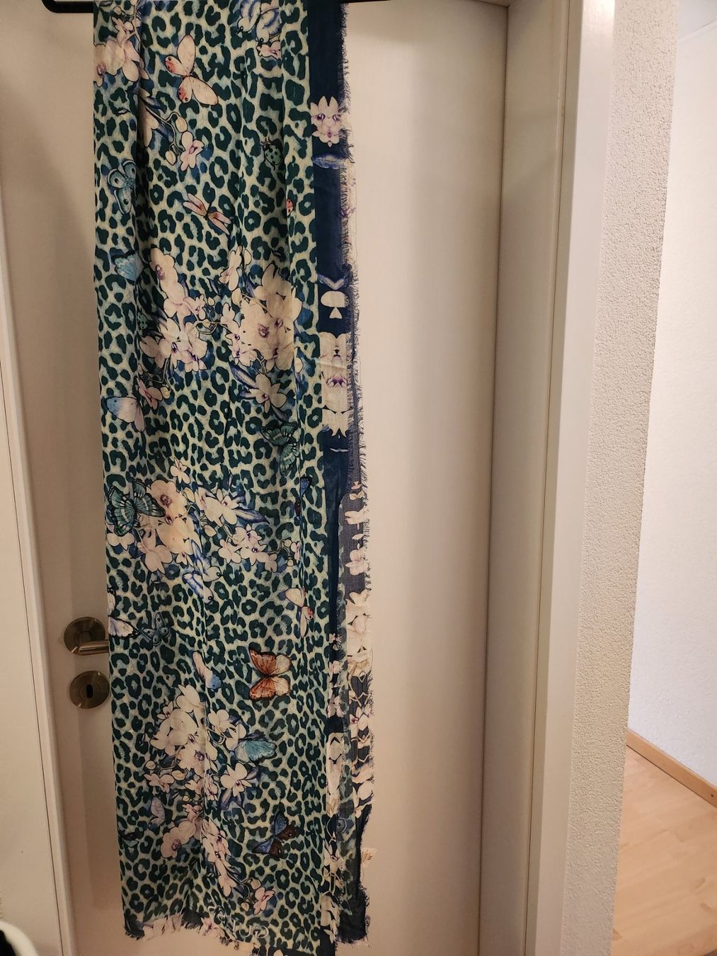 Guess Foulards, Tücher & Schals: Guess Schal – Gebraucht aus Kefikon TG von Livline