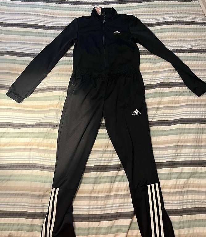 Lotti di vestiti: Ensemble Adidas  – Usato da Chavannes-Renens venduto da luc_52p8