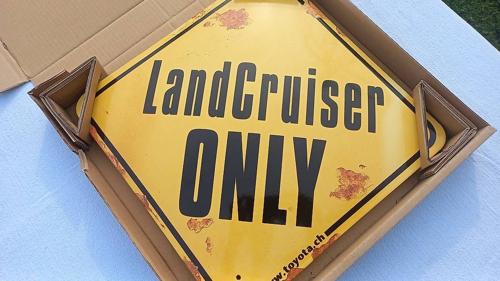 Insegne: Emaille Schild "Toyota Land Cruiser Only" – Usato da Frauenkappelen venduto da Chruetzhubel