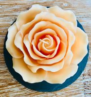 Rosenkerze auf Schieferplatte