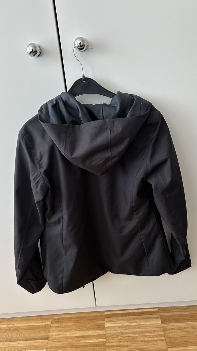4F Giacche: Schwarze Regenjacke Gr. S – Usato da Sirnach venduto da kla_mk2g 2