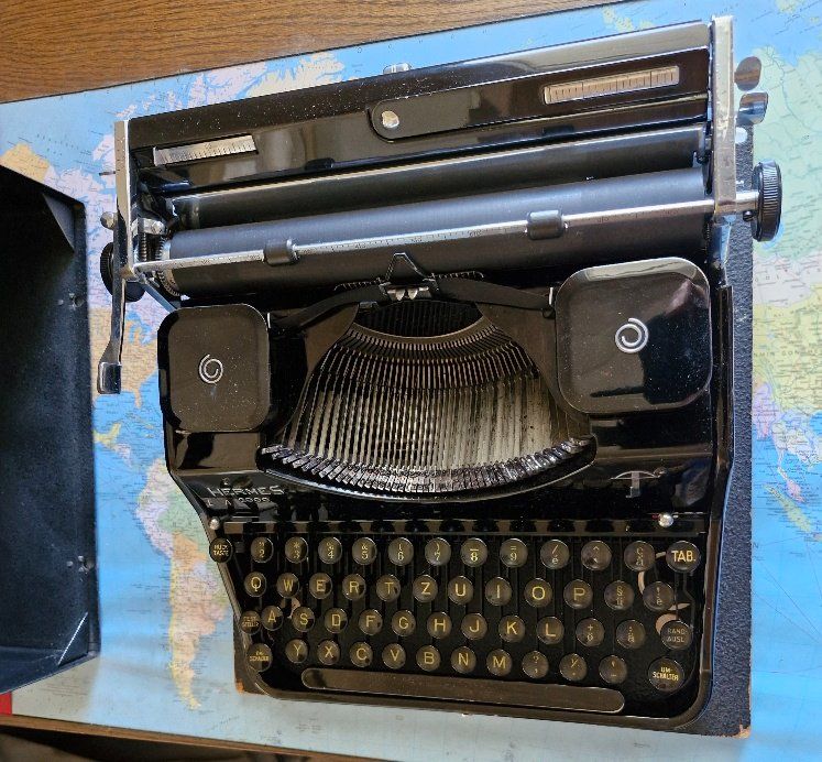 Hermès Macchine da scrivere: Antike Schreibmaschine HERMES 2000 – Usato da Gerzensee venduto da Neggimann 4