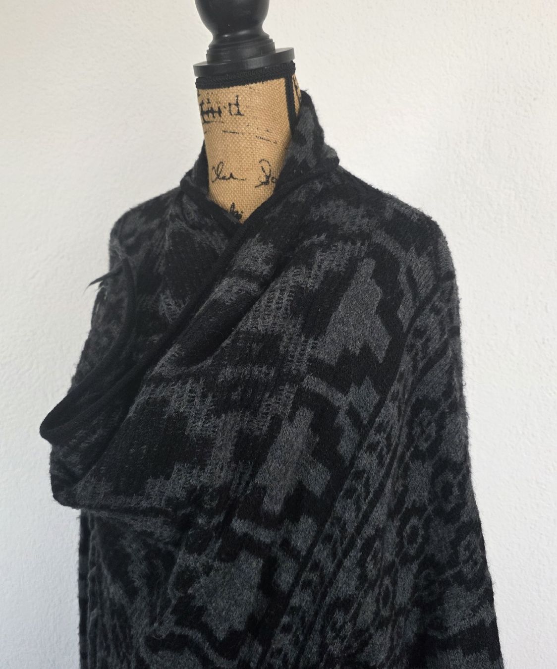 Giacche: Warme Strickjacke/Cardigan mit Fransen, Grau/Schwarz – Usato da Rheinsulz venduto da Gilea 2