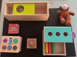 Lovevery Spielzeug Set mit Holzspielzeug und Buch guter Z...