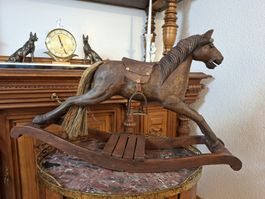 Antikes Schaukelpferd aus Holz handgeschnitzt Deko 