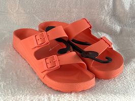 Trendige Badeschuhe / Pool Slides in Lachs, Grösse 41