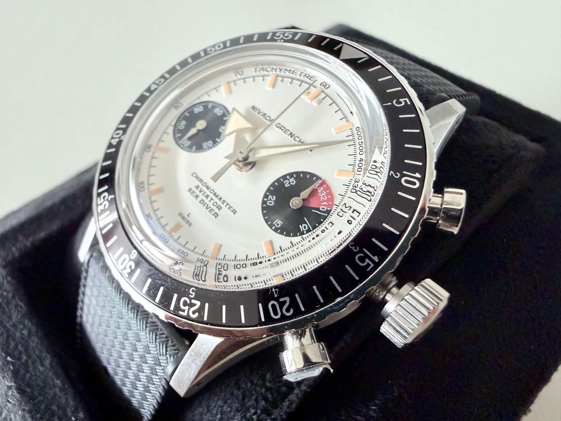 Nivada Orologi: NIVADA Grenchen Chronomaster "White Panda" Chro, Fr.2’150.- – Nuovo e nell'imballaggio originale da Le Mont-sur-Lausanne venduto da LycaGallery 1