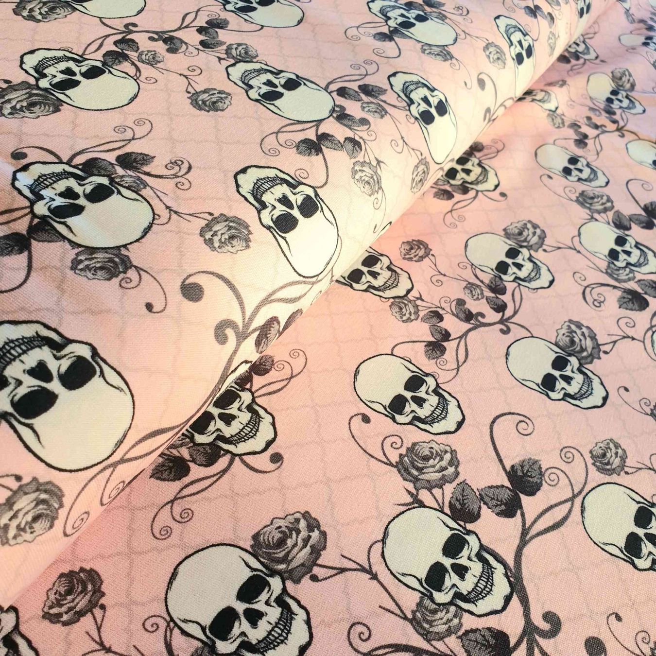 Tessuti: Baumwollstoff "Skulls & Flowers" rosa Webware je m – Nuovo e nell'imballaggio originale da Wiesenberg venduto da mountain-merch