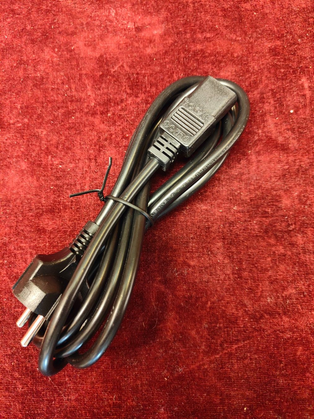 Componenti elettronici: Netzgerät Stecker Typ 12 mit Buchse C 13  /   5 Stück – Nuovo e nell'imballaggio originale da Davos-Platz venduto da musikhauskollegger 1