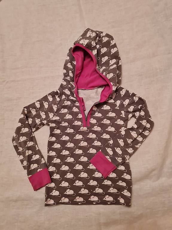 Lotti & Set di vestiti: 1 Sweatshirt, 2 Kapuzenshirts Gr. 104 – Usato da Baar venduto da Loimund 1