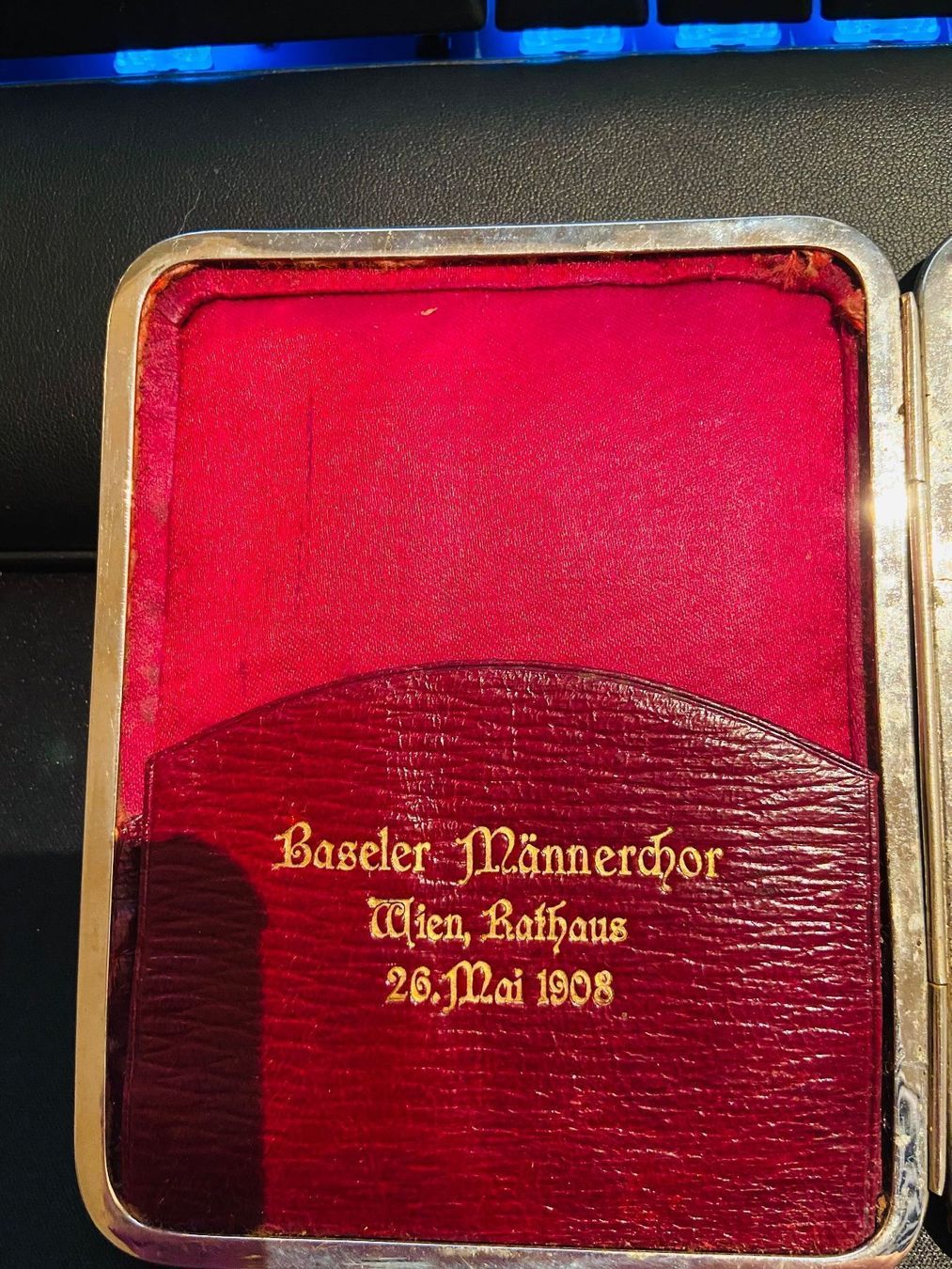 Altro in  Abbigliamento & Accessori: Antikes Etui Baseler Männerchor Wien 1908 – Usato da Gipf-Oberfrick venduto da Iberico 4