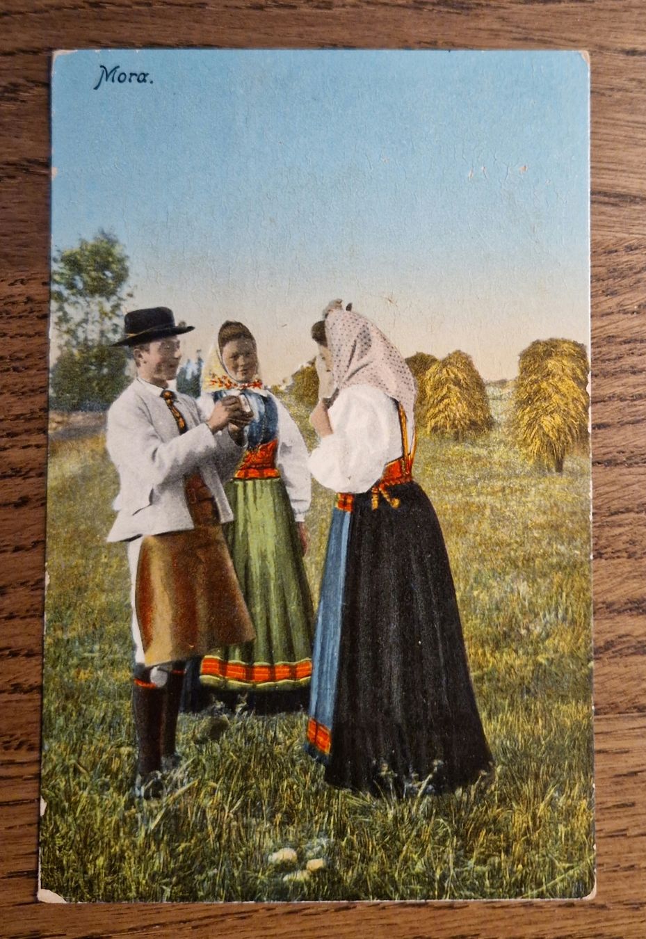 Cartoline postali: Mora, Schwatz in Trachten auf dem Felde – Usato da Ebikon venduto da Donar50