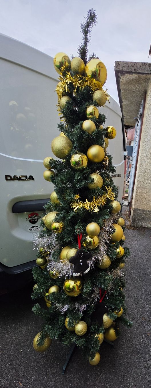 Toutes les décorations: Sapin de Noël.  – D'occasion à Bevaix par Nounoursch